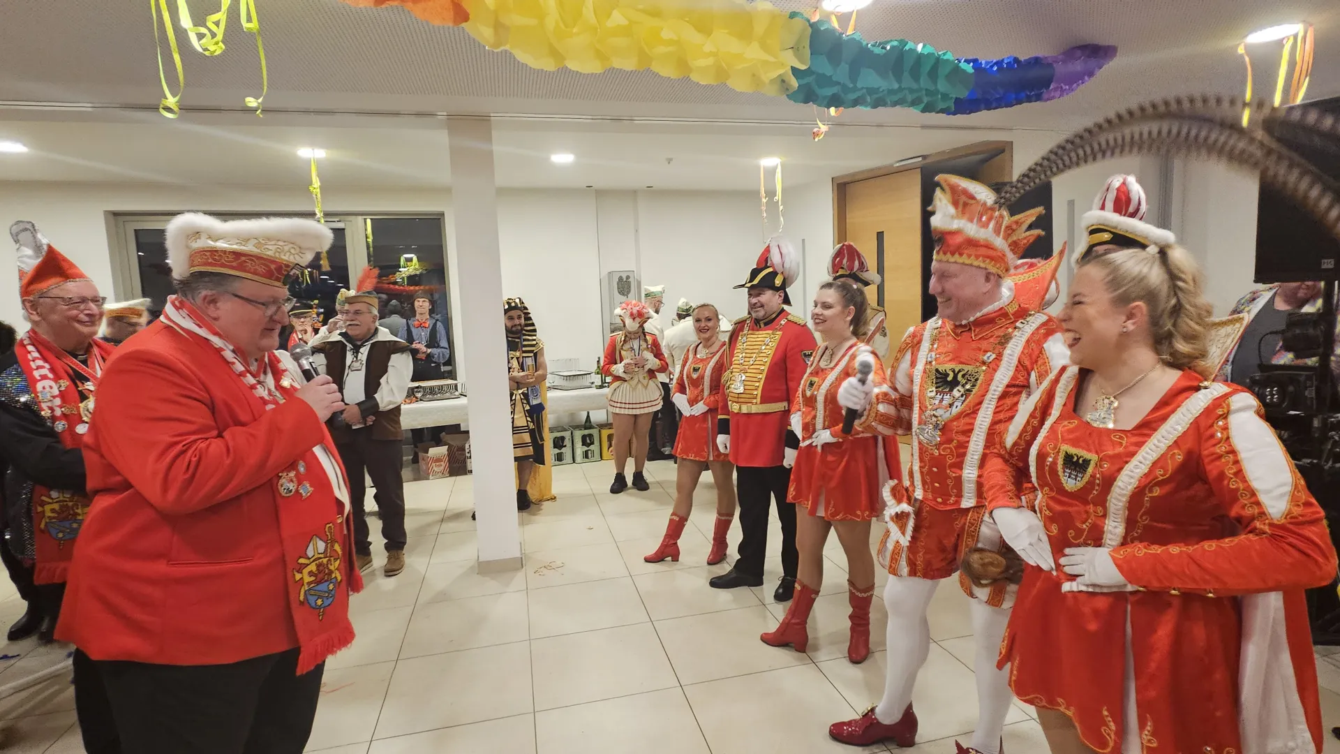 Klostersturm in der Abtei: Prinz Toni I. feiert mit den Ordensleuten