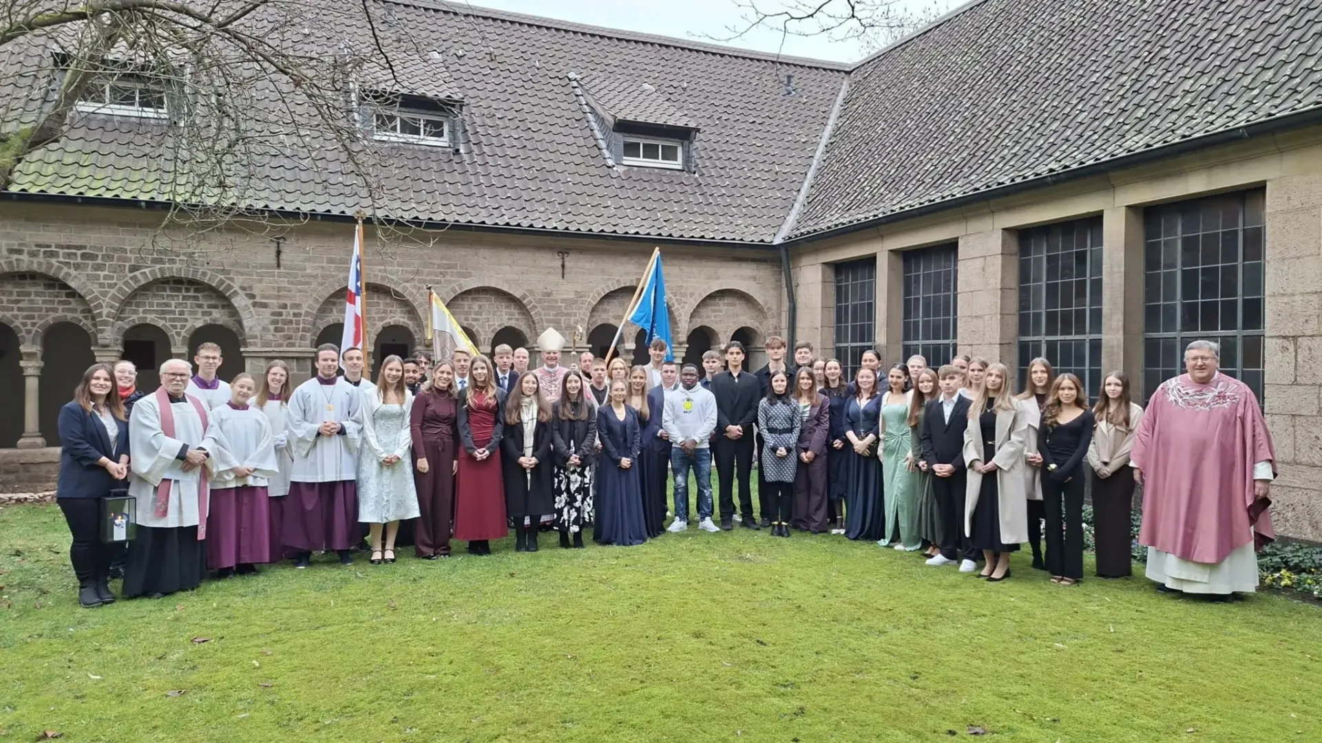 Ruhrbischof Franz-Josef Overbeck spendet Firmung in der Abteikirche Hamborn