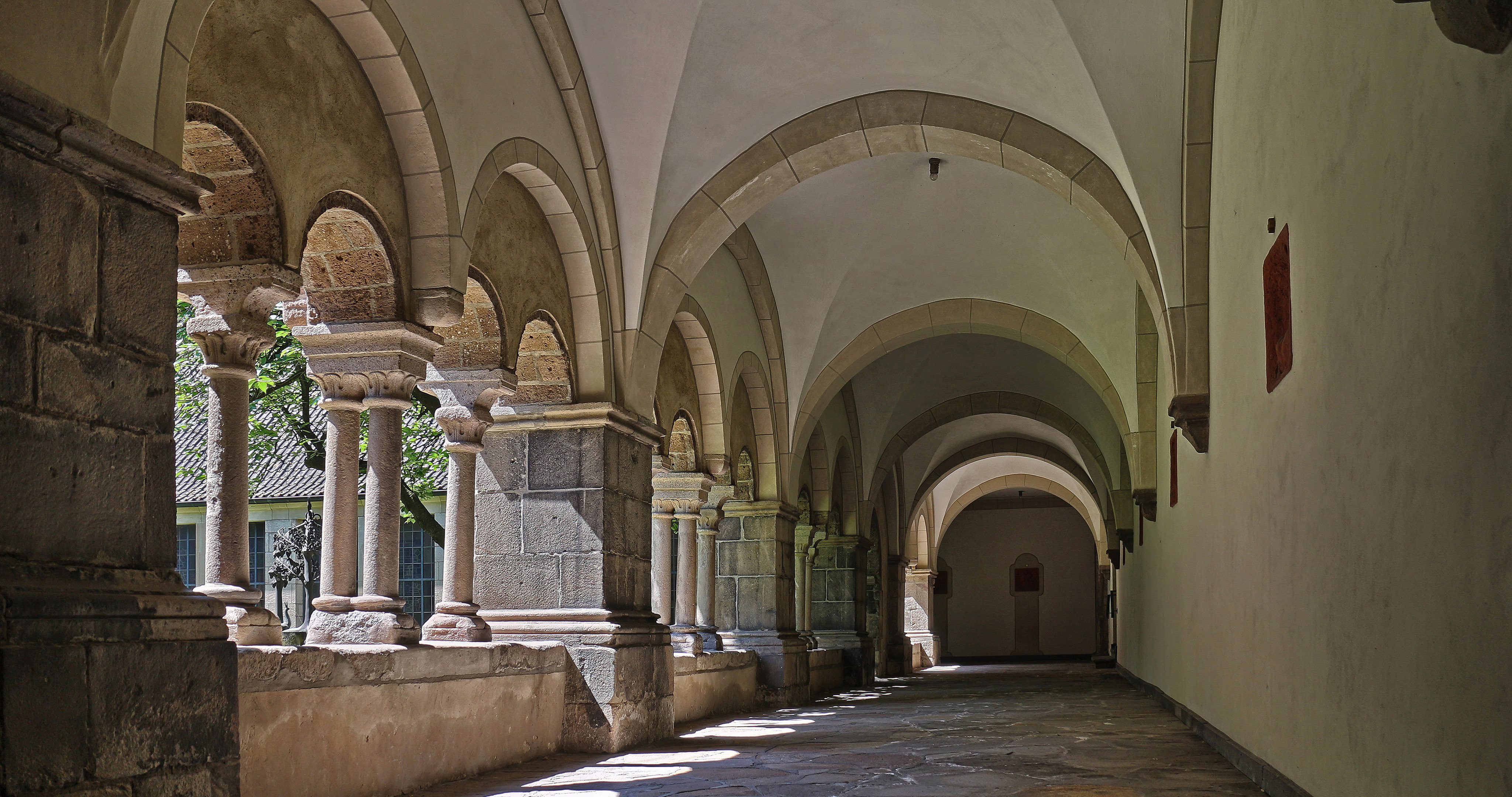 abtei_hamborn_garten_kreuzgang.jpg