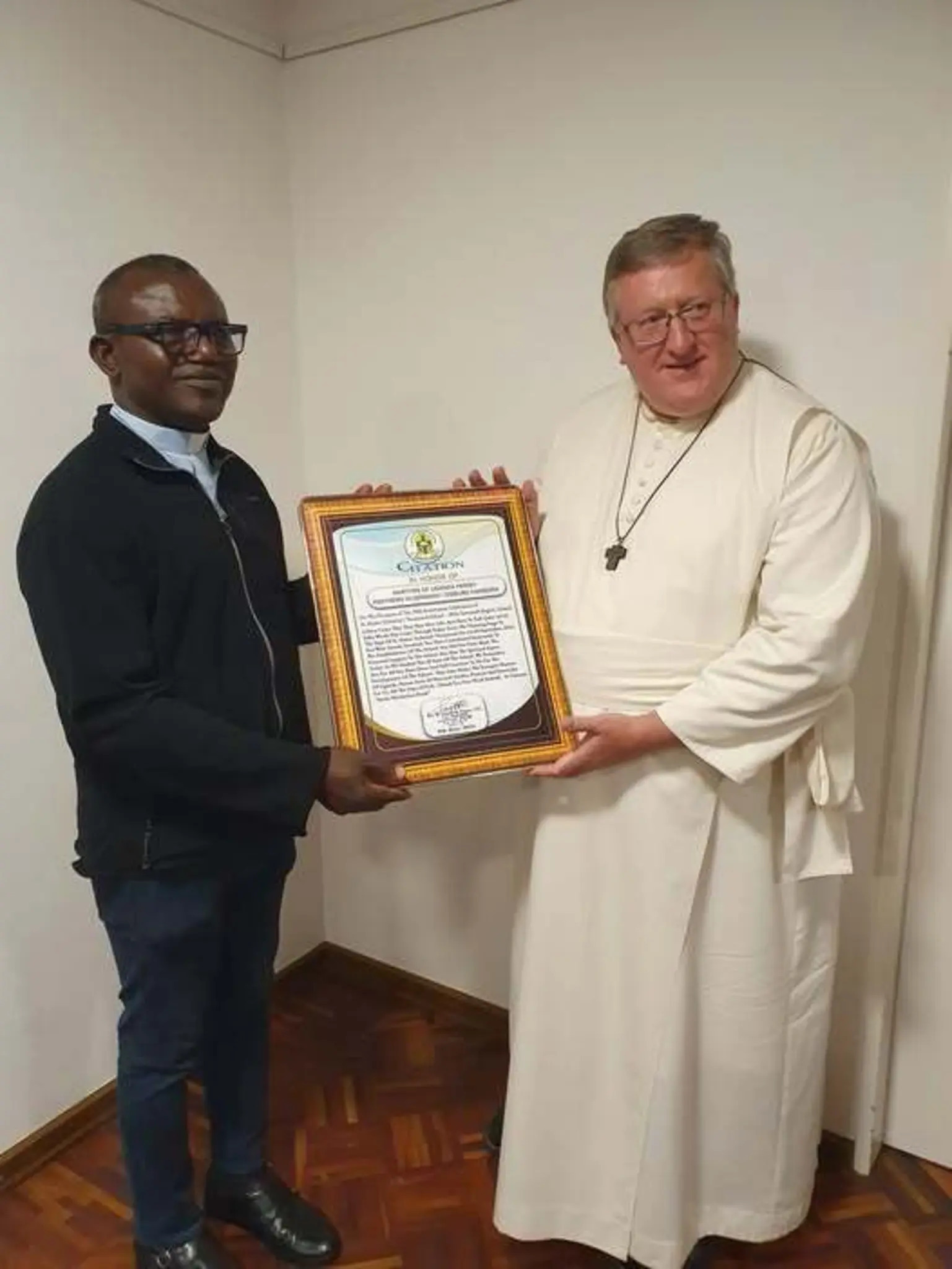 Generalvikar aus Damongo überreicht dem Ghana-Arbeitskreis aus Hamborn eine Urkunde