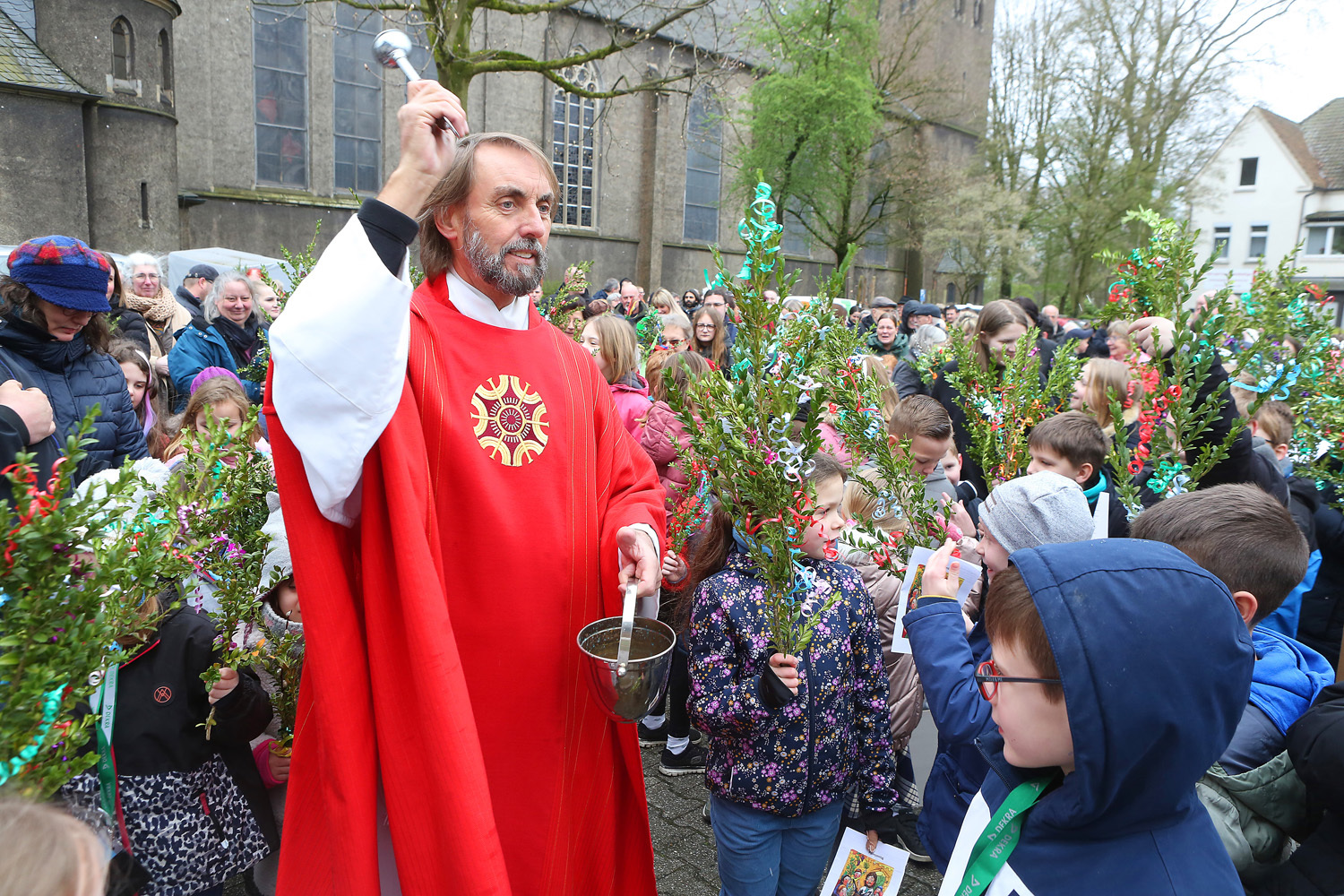 Pater Tobias Breer von der Abtei Hamborn führte die Prozession durch Neumühl an.