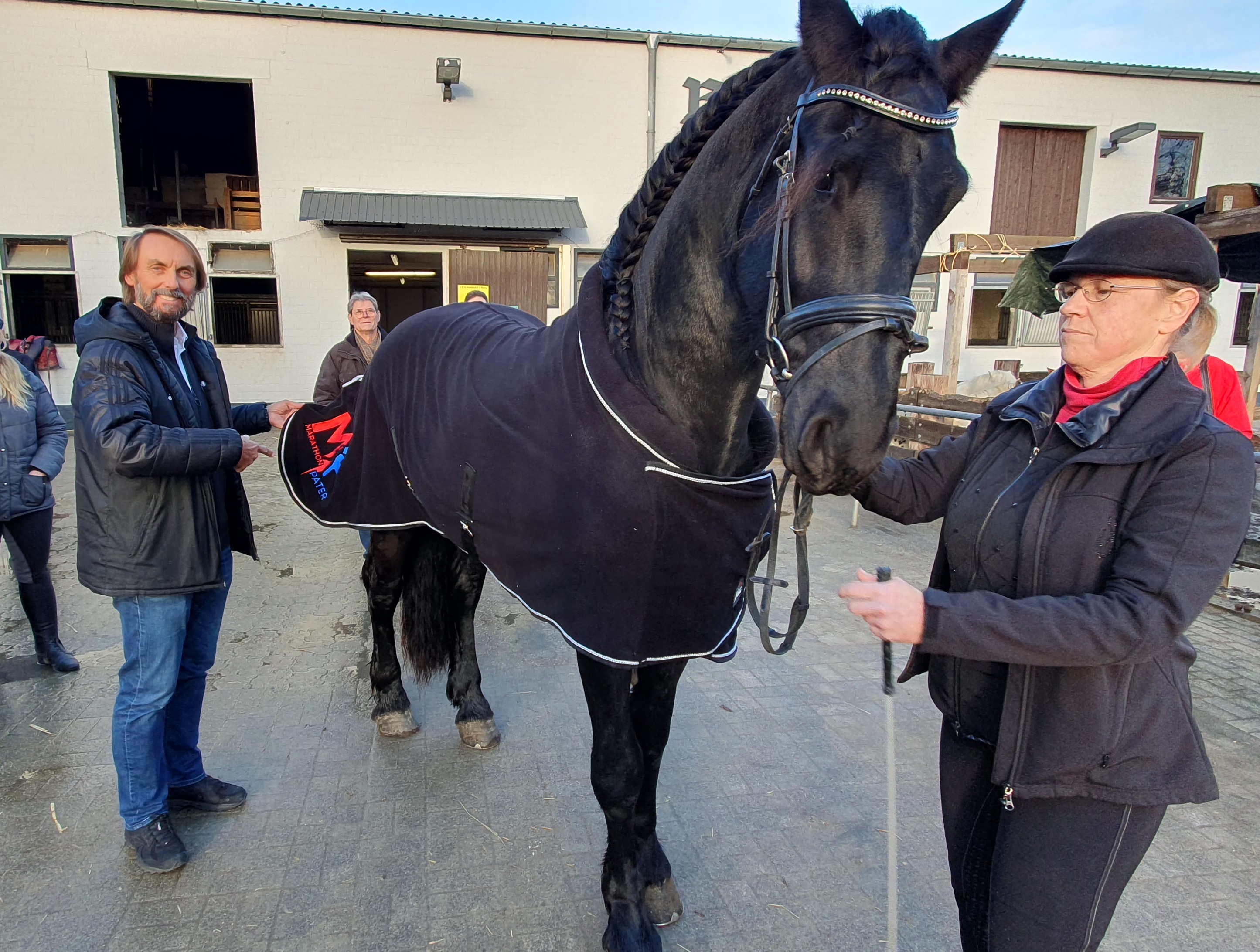 Pater Tobias hat das Pferd Jesaja für die Reittherapie von Nicole Hocks finanziert.