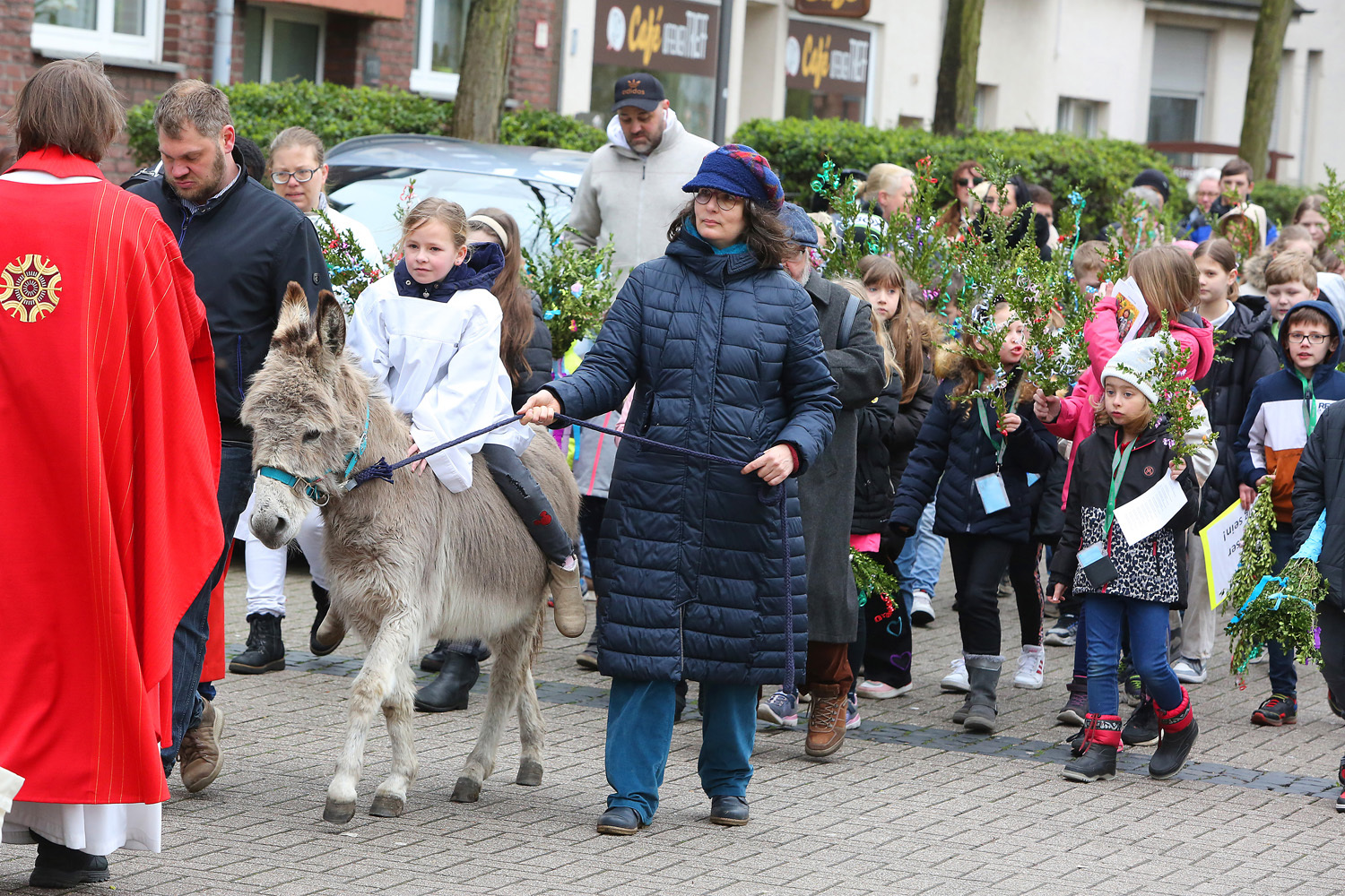 Gläubige zogen am Palmsonntag mit einem Esel durch Neumühl