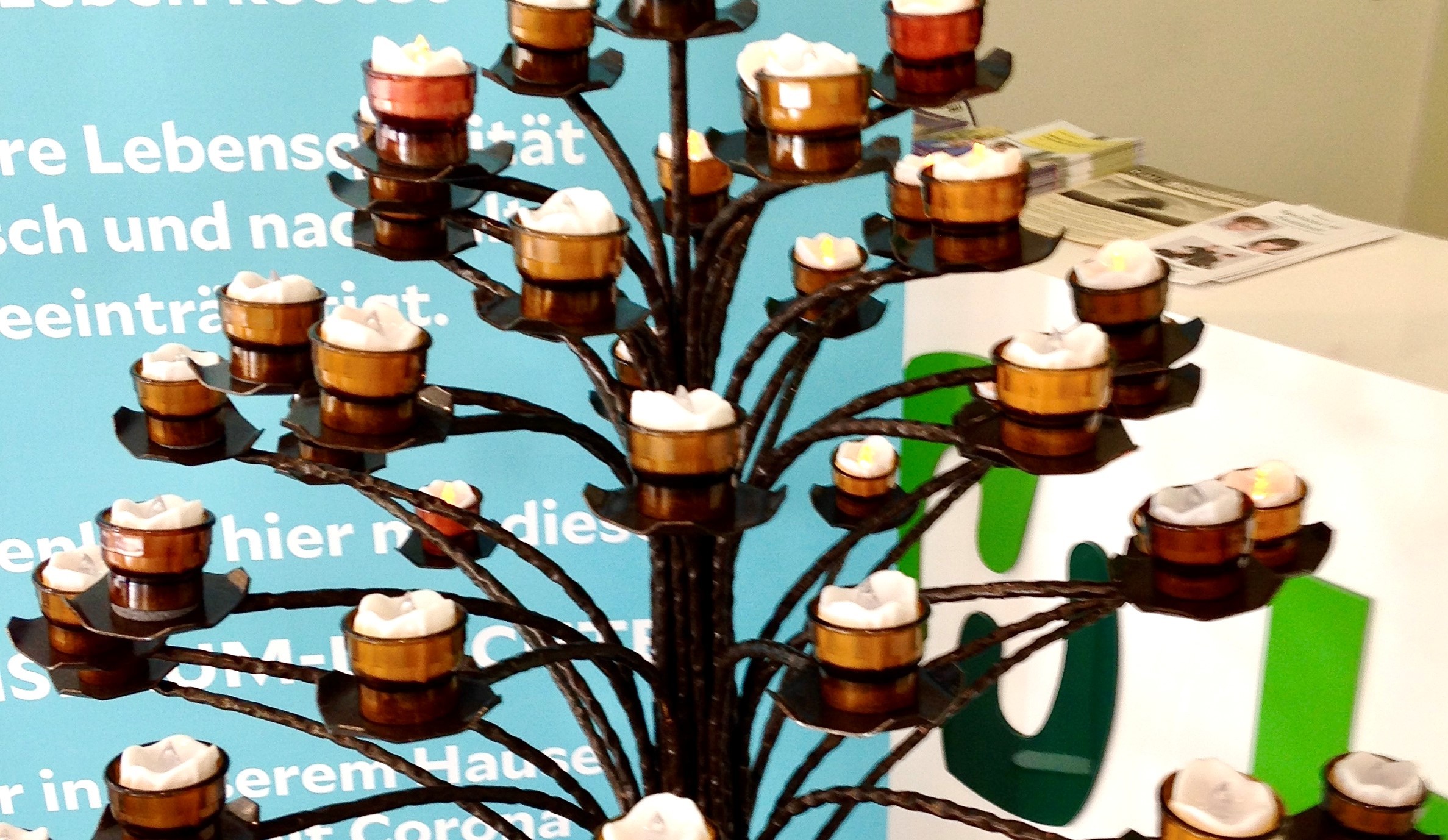 Lebensbaum-Leuchter soll an Todesopfer der Corona-Pandemie erinnern