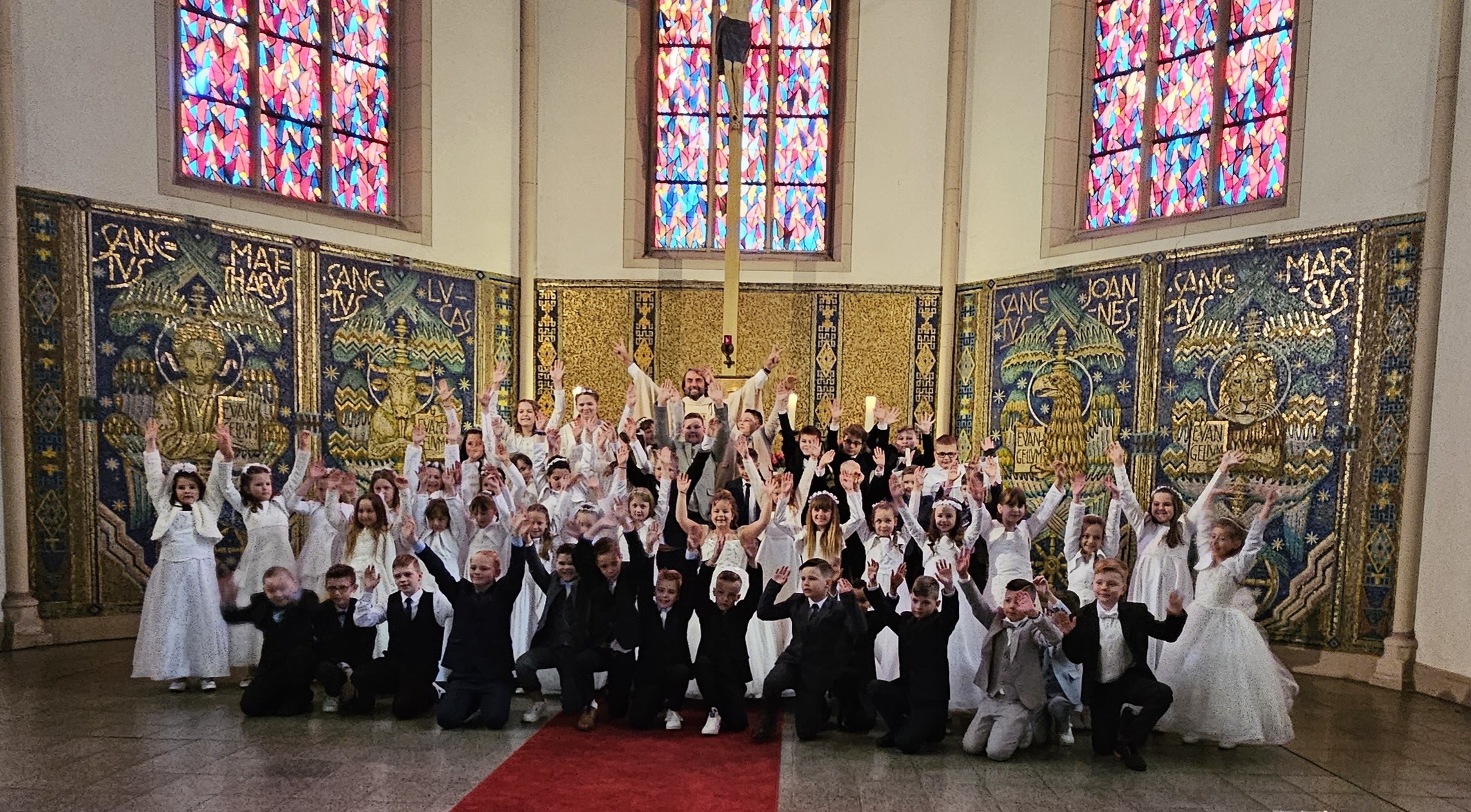 55 Kinder feiern Erstkommunion in der Herz-Jesu-Kirche in Neumühl