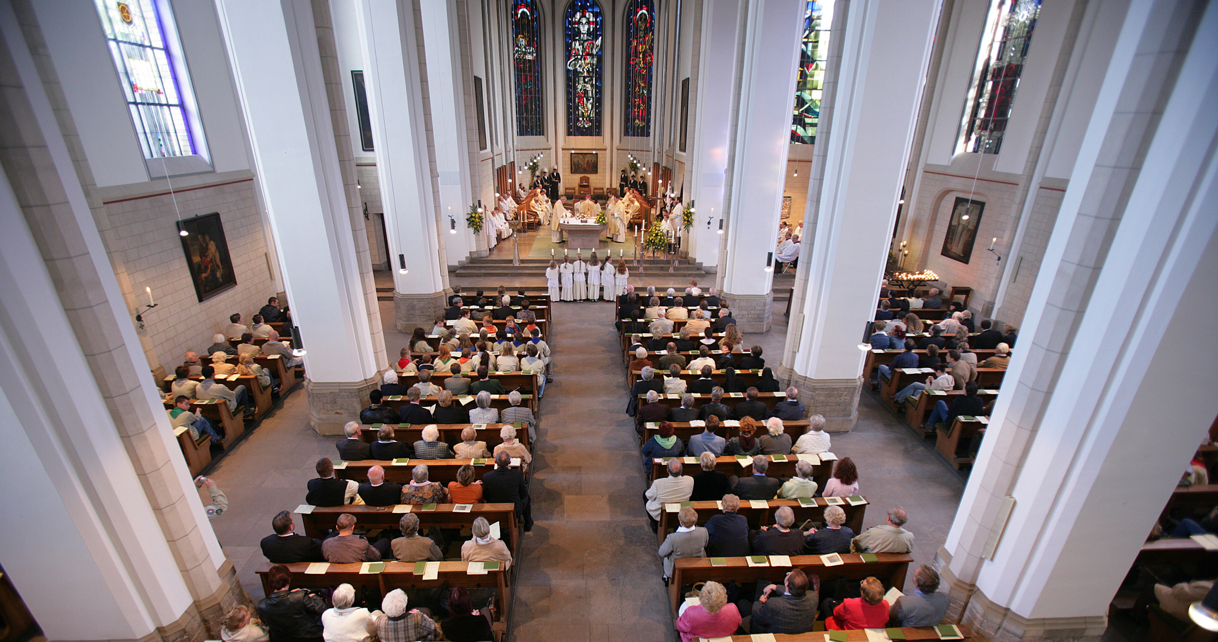kirche_menschen.jpg