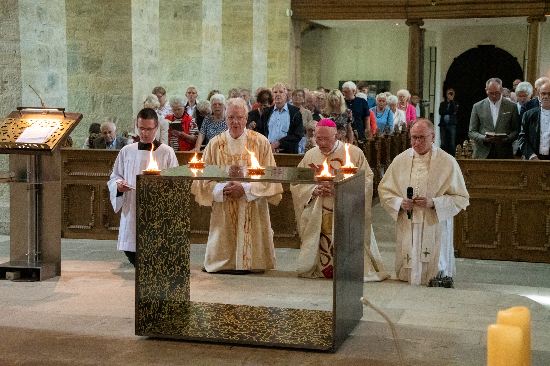 Bischof Felix Genn weihte den neuen Altar in der Cappenberger Stiftskirche