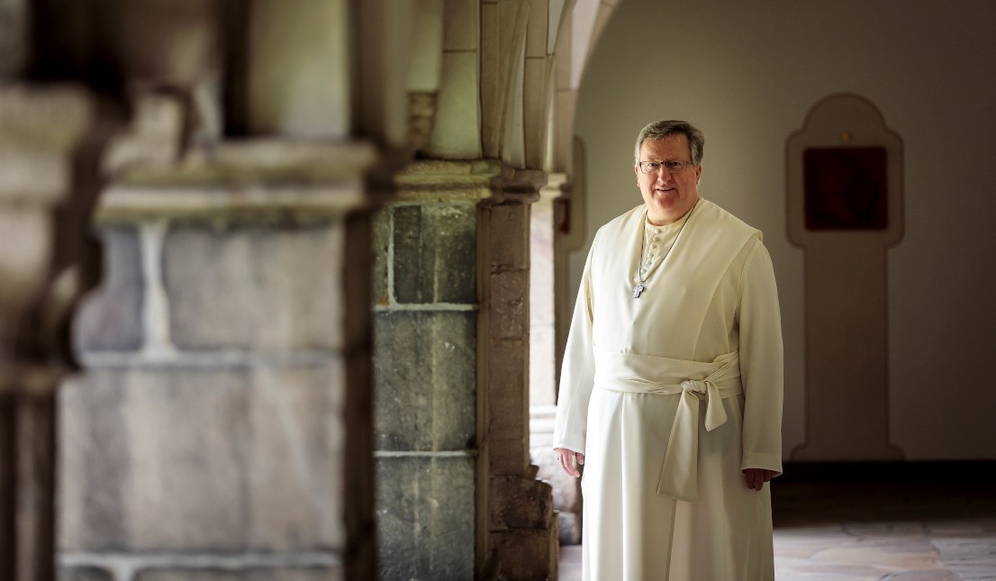 Abt Albert leitet vor ARD-Kamera den Allerheiligen-Gottesdienst in Steinfeld