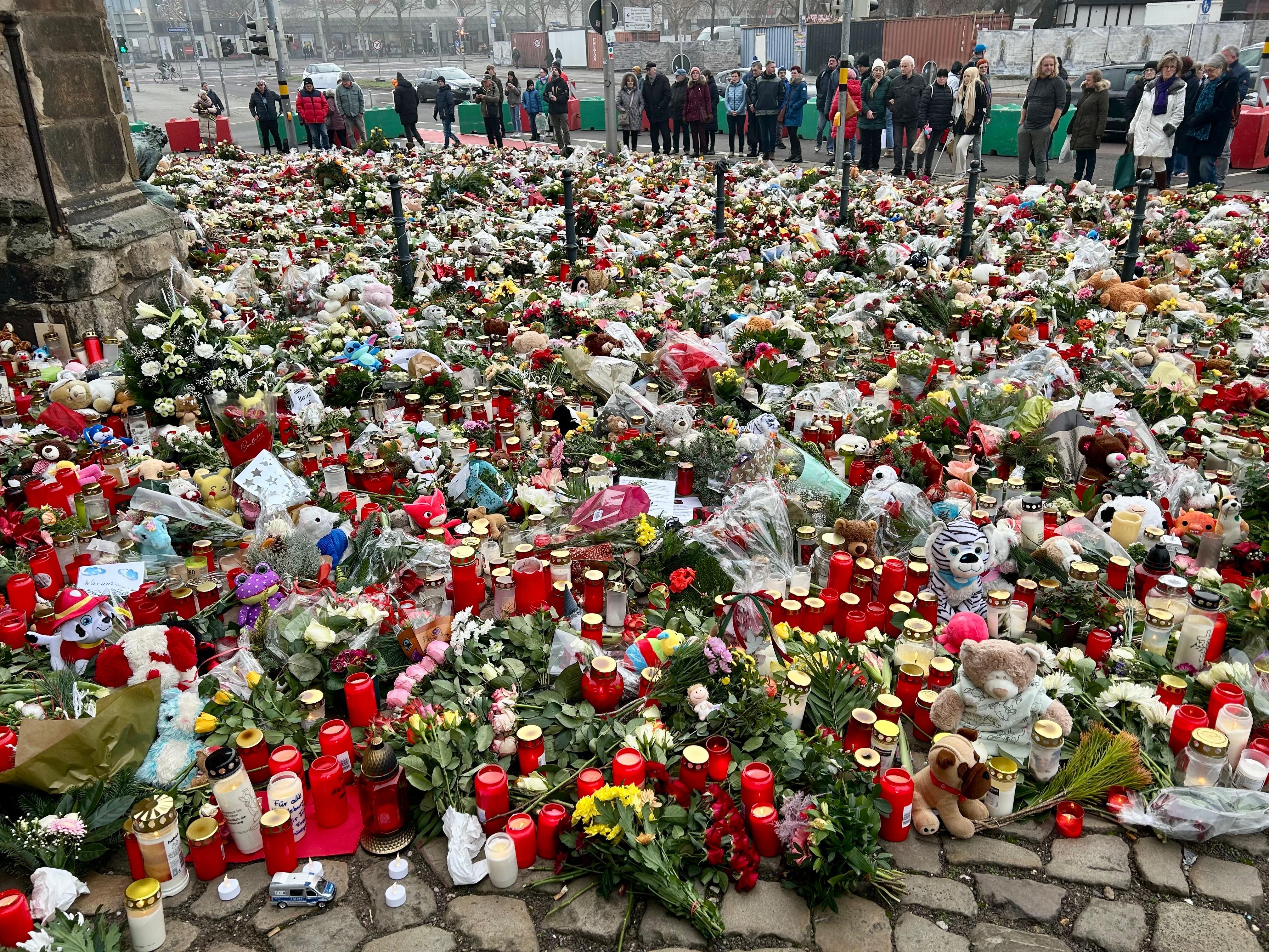 Bevölkerung gedenkt am Jahrestag der Opfer von Magdeburg