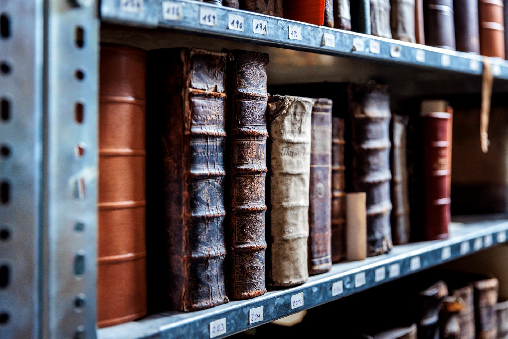 In der Bibliothek befinden sich Bücher, die teilweise Jahrhunderte alt sind. Foto: Daniel Elke / Abtei Hamborn