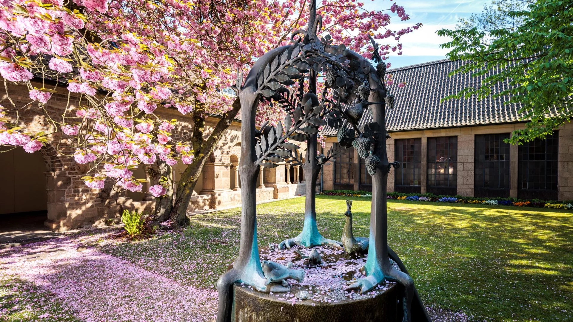 Der Brunnen von Gernot Rumpf: Bronzene Geschichte im Kreuzgang