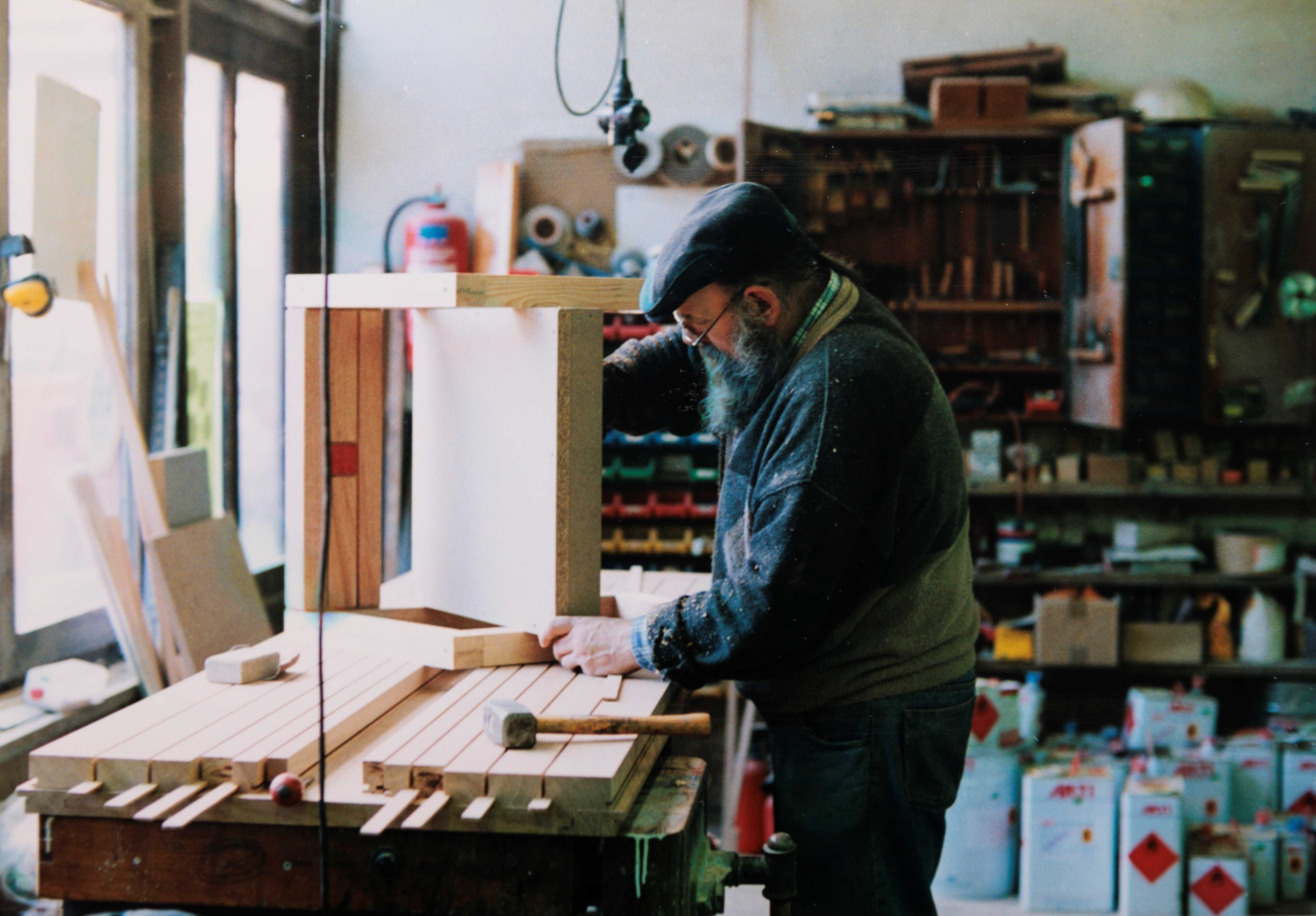 Der Künstler Werner Hanssen aus Krefeld realisierte das Kunstwerk in den 1990er-Jahren. Foto: Klaus Klein (Repro)